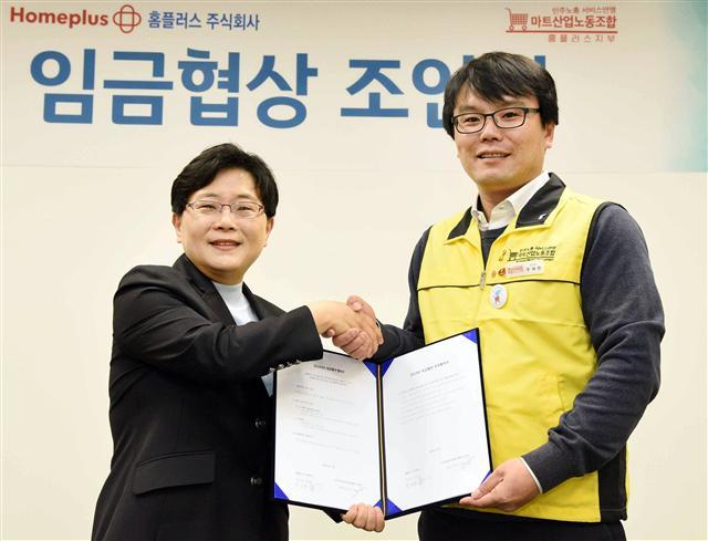 임일순 홈플러스 대표이사(사진 왼쪽)가 지난 18일 서울 강서구 홈플러스 본사에서 주재현 마트산업노조 홈플러스지부 위원장과 ‘2019년 임금협약 조인식’을 가진 후, 악수를 하고 있다.