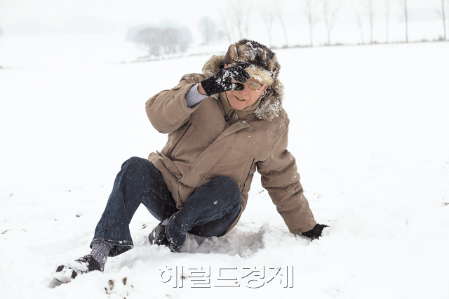 [사진설명=빙판길에서 넘어져 머리를 다친 경우 구토 등의 증세가 나타난다면 병원을 찾아야 한다. 헤럴드DB]