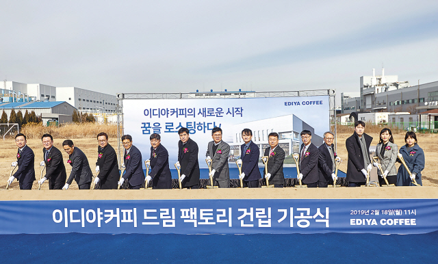 이디야커피 문창기 회장(중앙, 왼쪽에서 8번째)이 경기 평택시 포승읍에서 진행된 ‘이디야커피 드림 팩토리’ 기공식에 참석해 시삽을 하고있다.  [이디야커피 제공]