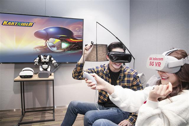 모델들이 VR기기를 쓰고, SKT의 5G 전용 컨텐츠인 카트라이더 게임 화면을 시청하고 있다.