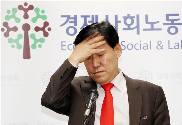 이철수 노동시간 개선위원장이 19일 오전 서울 경제사회노동위원회에서 탄력근로제 확대 적용 문제 관련 전체회의에 관해 브리핑하며 힘들어 하는 모습을 보이고 있다. 이 위원장은 “당사자간 논의를 하루 더 연장하기로 의견을  모았다”고 설명했다. [연합]