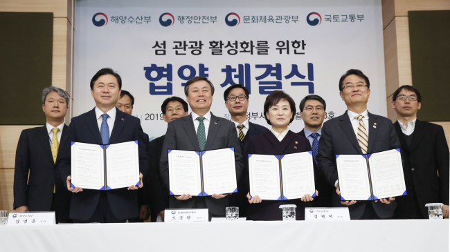 <YONHAP PHOTO-2225> 정부, 쉬고 즐기는 섬 관광 산업 추진 (서울=연합뉴스) 안정원 기자 = 19일 오전 서울 종로구 도렴동 정부서울청사 별관에서 열린 섬 관광 활성화를 위한 협약 체결식에서 김영춘 해양수산부 장관(왼쪽부터), 도종환 문화체육관광부 장관, 김현미 국토교통부 장관, 윤종인 행정안전부 차관이 협약서에 서명한 뒤 기념촬영을 하고 있다 4개 부처는 섬의 접안ㆍ 편의시설 개선, 해양레저관광 기초시설 확충, 섬 특화 수산물 홍보 등에 나서며 이를 위해 섬 관광 활성화협의회를 구성, 운영할 계획이다. 2019.2.19 jeong@yna.co.kr/2019-02-19 09:42:51/ <저작권자 ⓒ 1980-2019 ㈜연합뉴스. 무단 전재 재배포 금지.>
<YONHAP PHOTO-2225> 정부, 쉬고 즐기는 섬 관광 산업 추진 (서울=연합뉴스) 안정원 기자 = 19일 오전 서울 종로구 도렴동 정부서울청사 별관에서 열린 섬 관광 활성화를 위한 협약 체결식에서 김영춘 해양수산부 장관(왼쪽부터), 도종환 문화체육관광부 장관, 김현미 국토교통부 장관, 윤종인 행정안전부 차관이 협약서에 서명한 뒤 기념촬영을 하고 있다 4개 부처는 섬의 접안ㆍ 편의시설 개선, 해양레저관광 기초시설 확충, 섬 특화 수산물 홍보 등에 나서며 이를 위해 섬 관광 활성화협의회를 구성, 운영할 계획이다. 2019.2.19 jeong@yna.co.kr/2019-02-19 09:42:51/ <저작권자 ⓒ 1980-2019 ㈜연합뉴스. 무단 전재 재배포 금지.>