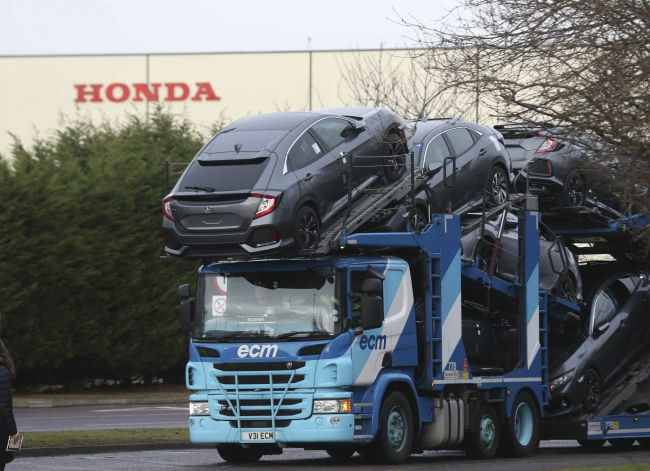 <YONHAP PHOTO-0182> A car transporter leaves the Honda car plant in Swindon, western England, Monday Feb. 18, 2019. The Japanese carmaker Honda will close a car factory in western England with the potential loss of some 3,500 jobs, according to media reports Monday and confirmed by local lawmaker Justin Tomlinson. (Steve Parsons/PA via AP)/2019-02-19 02:02:11/ <저작권자 ⓒ 1980-2019 ㈜연합뉴스. 무단 전재 재배포 금지.>
<YONHAP PHOTO-0182> A car transporter leaves the Honda car plant in Swindon, western England, Monday Feb. 18, 2019. The Japanese carmaker Honda will close a car factory in western England with the potential loss of some 3,500 jobs, according to media reports Monday and confirmed by local lawmaker Justin Tomlinson. (Steve Parsons/PA via AP)/2019-02-19 02:02:11/ <저작권자 ⓒ 1980-2019 ㈜연합뉴스. 무단 전재 재배포 금지.>