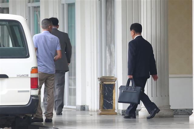 김창선 북한 국무위원회 부장(오른쪽)이 19일 오전 베트남 하노이 정부 게스트하우스를 나서고 있다. 김 부장은 평소와 달리 정장 차림으로 숙소를 나섰다. [연합]