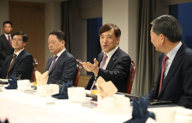 이주열 한국은행 총재가 19일 오전 서울 중구 태평로 한은 본관에서 열린 경제동향간담회에서 제조업계 주요 인사들과 만나 모두발언을 하고 있다. [한국은행 제공]