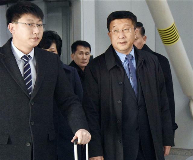 김혁철 북한 국무위원회 대미 특별대표(오른쪽)가 19일 중국 베이징 서우두 국제공항에 도착하고 있다.  [연합]