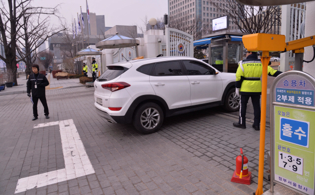20일 서울, 인천 등 수도권에 고농도 미세먼지 예비저감조치가 처음 발령된 가운데 이날 오전 서울 세종로 정부청사에서 차량 2부제가 시행되고 있다. 이번 예비저감조치는 지난해 11월 발표된 비상·상시 미세먼지 관리 강화대책으로, 같은달 수도권에 도입된 이후 처음 발령됐다.    정희조 기자/checho@heraldcorp.com