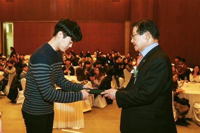 이근영 DB김준기문화재단 이사장(오른쪽)이 장학증서를 수여하고 있다. [DB그룹 제공]