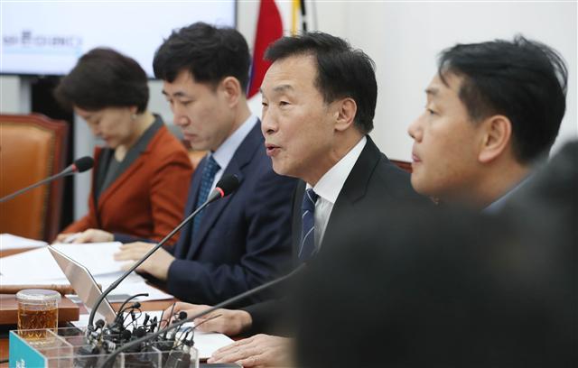 더불어민주당 이해찬 대표(왼쪽사진 가운데)가 20일 오전 국회에서 열린 확대간부회의를 주재하고 있다.  [연합]
바른미래당 손학규 대표(오른쪽사진 오른쪽 두번째)가 20일 오전 국회에서 열린 최고위원회의에서 발언하고 있다.  [연합]