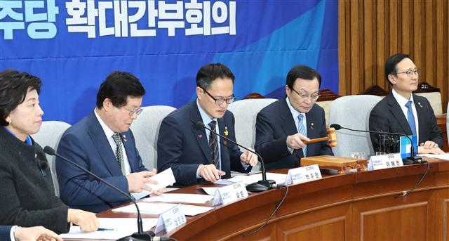 더불어민주당 이해찬 대표(왼쪽사진 가운데)가 20일 오전 국회에서 열린 확대간부회의를 주재하고 있다.  [연합]
바른미래당 손학규 대표(오른쪽사진 오른쪽 두번째)가 20일 오전 국회에서 열린 최고위원회의에서 발언하고 있다.  [연합]