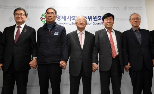 19일 서울 경사노위 브리핑실에서 이철수 경사노위 노동시간제도개선위원장이 합의안을 발표한 뒤 기념촬영을 하고 있다. 왼쪽부터 이재갑 고용노동부 장관, 김주영 한국노총 위원장, 손경식 한국경총회장, 이 위원장, 문성현 경사노위 위원장.   [연합]