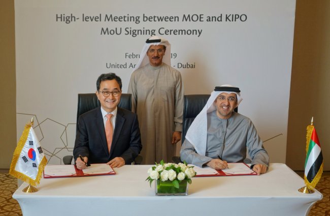 박원주(왼쪽) 특허청장, 술탄 빈 사이드 알 만수리(가운데) UAE 경제부 장관, 알 쉬히 UAE 경제부 차관이 협약서에 서명 후 기념촬영을 하고 있다. [특허청 제공]