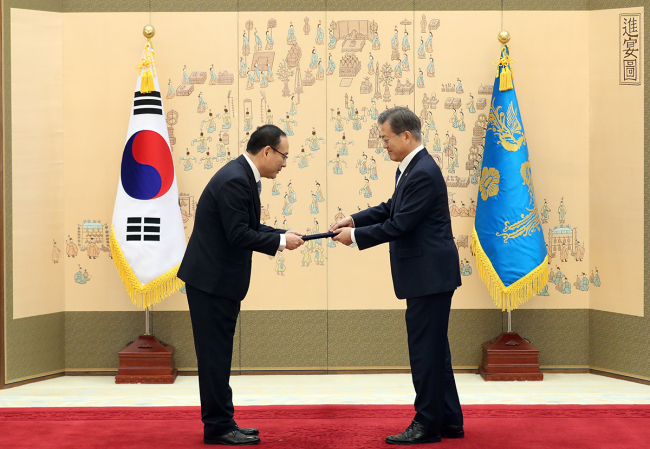 문재인 대통령(오른쪽)이 20일 오후 청와대 본관에서 오세정 신임 서울대 총장에게 임명장을 수여하고 있다. [청와대 제공]