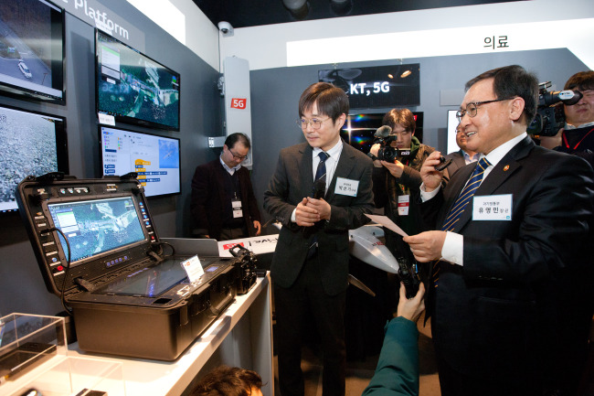 ICT Minister Yoo Young-min(right) operates 5G-powered drone in Kt's Gwacheon office. Yonhap