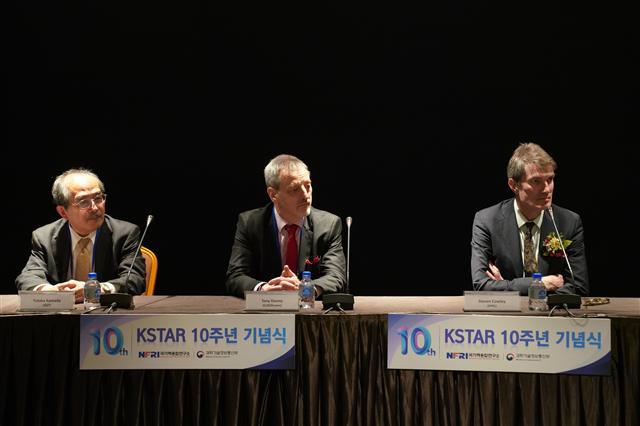 좌측부터 유타카 카마다 일본 국립양자과학기술연구개발기구(QST) 나카 핵융합연구소 부소장, 토니 도네 유럽 핵융합컨소시움(EUROfusion) 프로그램 책임자, 스티븐 코울리 미국 프리스턴플라즈마물리연구소(PPPL) 소장.  [출처 국가핵융합연구소]
