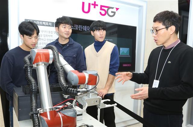 LG유플러스 직원이 MWC 2019 현장에 전시하는 5G 기반 기업서비스를 소개하고 있다.  [LG유플러스 제공]