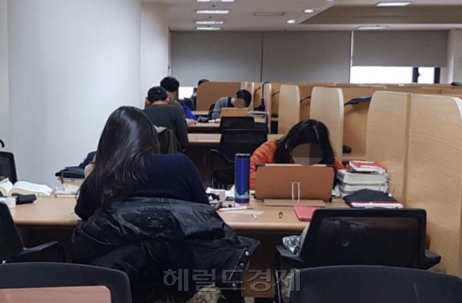 [사진=19일 서울 소재의 한 학교 도서관. 학생들이 방학중임에도 나와, 공부를 하고 있다. 성기윤 기자/skysung@heraldcorp.com]