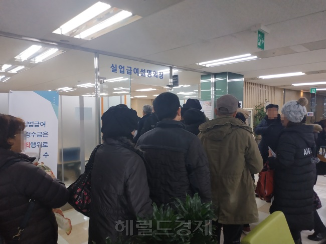북적이고 있는 서울고용노동청 4층 실업급여 설명회장 앞.