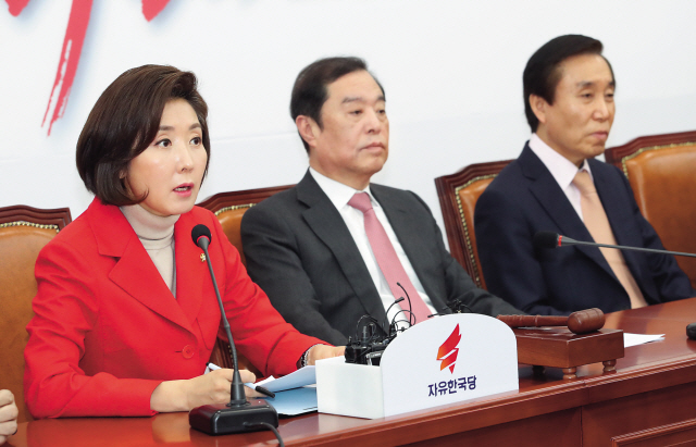 나경원 자유한국당 원내대표(왼쪽)가 21일 국회에서 열린 비상대책위원회에서 발언하고 있다. [연합]