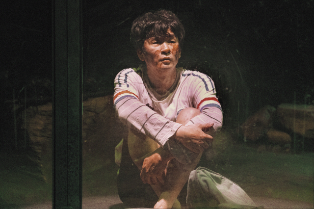 1980년대 한국 서울과 2010년대 시리아 알레포, 두 개의 시공을 배경으로 하는 연극 ‘더 헬멧’이 무대에 오른다. 하루는 서울, 하루는 알레포를 배경으로 하는 무대는 각각 누군가를 찾는 이들이 모인 ‘빅 룸’과 작은 공간에 갇힌 ‘스몰 룸’으로 다시 나뉘며 총 4개의 극본이 하나의 연극안에 공연된다. 4편을 다 보아도 좋고 그중 1편만 보아도 완결된 작품으로 감상할 수 있다.