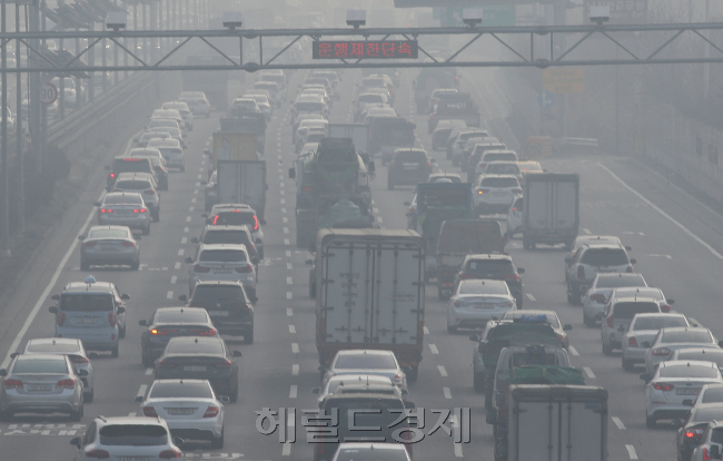 특별법 이후 첫 미세먼지 비상조치 “어린이집 휴원할까 노심초사”, “5등급車 진입제한”