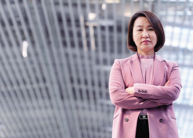 3ㆍ1운동 100주년 기념일을 앞두고 만난 심옥주 한국여성독립운동연구소장은 “운명처럼 여성 독립운동사 연구가 다가왔다”고 했다. 심 소장은 “앞으로 100년 뒤 대한민국 후손들은 어떤 한 사람을 꼽기 어려울 정도로, ‘한국을 빛낸 100명의 위인들’ 노래를 부르듯 최소 100명 이상의 여성 독립운동가 이름을 술술 말할 수 있었으면 좋겠다”고 했다.   이상섭 기자/babtong@heraldcorp.com