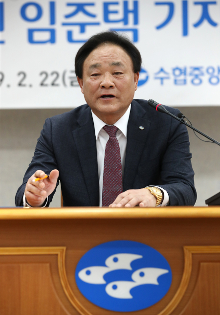 수협중앙회장에 선출된 임준택 대형선망수협 조합장이 22일 오후 서울 송파구 수협중앙회에서 선거가 끝난 뒤 당선 소감을 밝히고 있다 [연합]