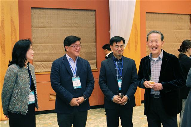 허창수(오른쪽) GS 회장이 지난 22일 제주 엘리시안 리조트에서 열린 신임임원 만찬 자리에서 참석자들과 담소를 나누고 있다.
[GS 제공]
