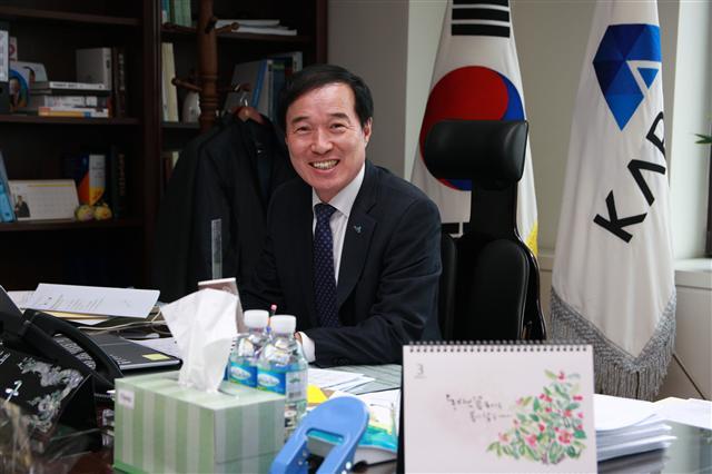 김순구 한국감정평가사협회 회장이 취임 2년차를 맞아 헤럴드경제와 인터뷰를 가졌다. 김 회장은 최근 표준 단독주택 공시가격 결정을 둘러싸고 불거진 시장 혼선과 관련해 “국민의 재산권과 직결되는 중대한 사안을 비전문가이자 무자격자에 맡긴 게 문제의 본질”이라고 진단했다