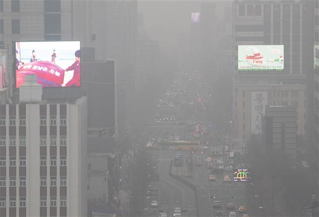 서울과 경기, 충청 등 전국 곳곳에 초미세먼지 주의보가 발령된 25일 오전 서울 세종로사거리 일대가 미세먼지로 뿌옇다.  [연합]