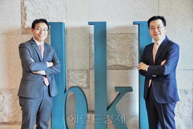 베트남 현지 법무자문 시장의 약 70%를 점유하고 있는 법무법인 태평양의 남아시아팀 변호사들을 만나 국내 기업들의 최근 현지 투자 경향을 살펴 봤다. 사진은 배용근 변호사(왼쪽)와 안철효 외국변호사. [사진=원호연 기자/why@heraldcorp.com]