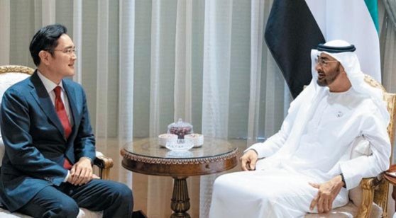 이재용 삼성전자 부회장(왼쪽)이 지난 11일 아랍에미리트(UAE) 아부다비에서 모하메드 빈 자이드 알 나흐얀 UAE 왕세제를 만나 대화를 나누고 있다. [모하메드 빈 자이드 알 나흐얀 트위터]