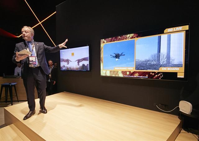 스페인 바르셀로나에서 열리고 있는 ‘MWC 2019’에 마련된 오렌지 부스에서 관계자가 5G 드론을 소개하고 있다.  [삼성전자 제공]