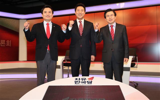 자유한국당 전당대회를 앞둔 김진태(왼쪽부터), 오세훈, 황교안 당대표 후보자가 한 합동TV 토론회에 앞서 포즈를 취하고 있다.    [연합]