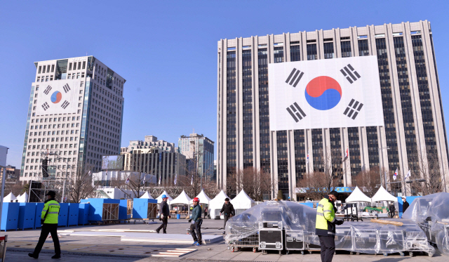 3.1절이 사흐앞으로 다가왔다. 올해 100주년이 되는 해 3.1운동을 기념하는 대형태극기가 서울정부청사와 외교부청사에 걸렸다. 광화문광장에는 기념식장을 준비한는 바쁜 모습도 보였다. 정부는 2월 28일오후1시부터부터 3월2일 오후 6시까지 3.1절 중앙기념식을 위하여 광장주변 교통통제를 실시할 예정이다. <br />정희조 기자/checho@heraldcorp.com  190216