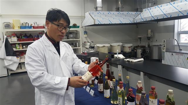 장석태 농촌진흥청 발효식품과 농업연구관이 개발한 전통주에 대해서 설명하고 있다.
［농촌진흥청 제공］