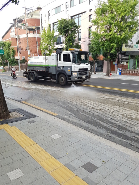도로물청소 작업 모습. [강북구 제공]
