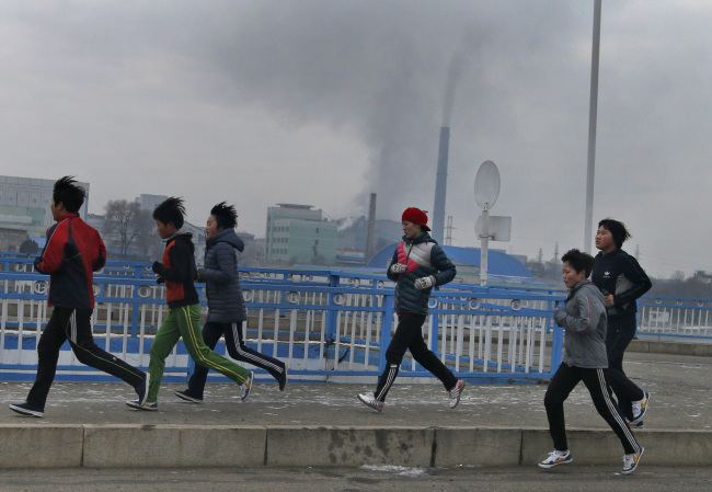 <YONHAP PHOTO-3202> In this Dec. 15, 2018, photo, young joggers pass by as smokes billows from the stack of the Pyongyang Power Plant in Pyongyang, North Korea. North Korea is exploring two ambitious alternative energy sources, tidal power and the production of coal-based synthetic fuels, that could greatly improve its standard of living while reducing its reliance on oil imports and vulnerability to sanctions. (AP Photo/Dita Alangkara)/2019-02-14 12:12:42/ <저작권자 ⓒ 1980-2019 ㈜연합뉴스. 무단 전재 재배포 금지.>
<YONHAP PHOTO-3202> In this Dec. 15, 2018, photo, young joggers pass by as smokes billows from the stack of the Pyongyang Power Plant in Pyongyang, North Korea. North Korea is exploring two ambitious alternative energy sources, tidal power and the production of coal-based synthetic fuels, that could greatly improve its standard of living while reducing its reliance on oil imports and vulnerability to sanctions. (AP Photo/Dita Alangkara)/2019-02-14 12:12:42/ <저작권자 ⓒ 1980-2019 ㈜연합뉴스. 무단 전재 재배포 금지.>