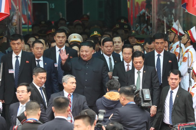 <YONHAP PHOTO-2180> 동당역 도착한 김정은 위원장 (랑선성[베트남]=연합뉴스) 김도훈 기자 = 북미정상회담을 하루 앞둔 26일 김정은 북한 국무위원장이 중국과 접경지역인 베트남 랑선성 동당역에 도착해 현지 환영단에게 손 흔들고 있다. 2019.2.26 superdoo82@yna.co.kr/2019-02-26 10:38:01/ <저작권자 ⓒ 1980-2019 ㈜연합뉴스. 무단 전재 재배포 금지.>
<YONHAP PHOTO-2180> 동당역 도착한 김정은 위원장 (랑선성[베트남]=연합뉴스) 김도훈 기자 = 북미정상회담을 하루 앞둔 26일 김정은 북한 국무위원장이 중국과 접경지역인 베트남 랑선성 동당역에 도착해 현지 환영단에게 손 흔들고 있다. 2019.2.26 superdoo82@yna.co.kr/2019-02-26 10:38:01/ <저작권자 ⓒ 1980-2019 ㈜연합뉴스. 무단 전재 재배포 금지.>