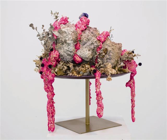 김한나라, 살로메, iron, plastic, resin, urethane, dryflower, spray, 140×35×45cm, 2018
[누크갤러리 제공]