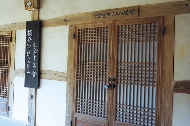 ①국내 최대규모의 저수지인 예당호는 그 크기에도 압도되지만, 석양 무렵 풍광도 일품이다. 특히 황금나무로 잘 알려진 수중 미류나무 뒤로 노을이 질 때는 장관을 연출한다. 예당호 주위에는 새로 생기는 출렁다리와 산책로가 잘 조성되어 있고, 별미로 유명한 어죽전문 식당, 예당호를 바라보며 차를 즐길 수 있는 카페 등이 많이 있다.  ②덕숭산 자락에 6세기에 처음 세워진 것으로 알려진 수덕사는 선 불교의 본산이다. 특히 1300년대에 만들어진 국내 최고의 목조건축물 대웅전은 700여년 세월의 풍상에도 끄덕없어 당시 선조들의 뛰어난 건축술을 깨닫게 해준다. ③오는 4월 오픈 예정인 예당호 출렁다리. 400m에 이르는 보행전용 다리로 드넓은 예당호를 조망하며 산책할 수 있다. ④ 고암 이응로 화백이 사들여 기거하며 많은 그림을 그렸던 수덕여관.  김성진 기자/withyj2@