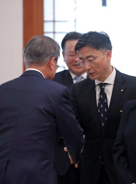 26일 오후 청와대 열린 제8기 국민추천포상 수여식 수상자로 참여한 문재인 대통령이 행사를 위해 들어오다 이국종 교수와 인사하고 있는 모습. [연합]