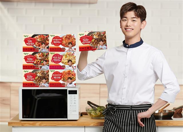 ‘쉐푸드 냉동 간편식’ 제품을 쉐푸드 모델로 발탁된 가수 에릭남이 선보이고 있다.
[롯데푸드 제공]
