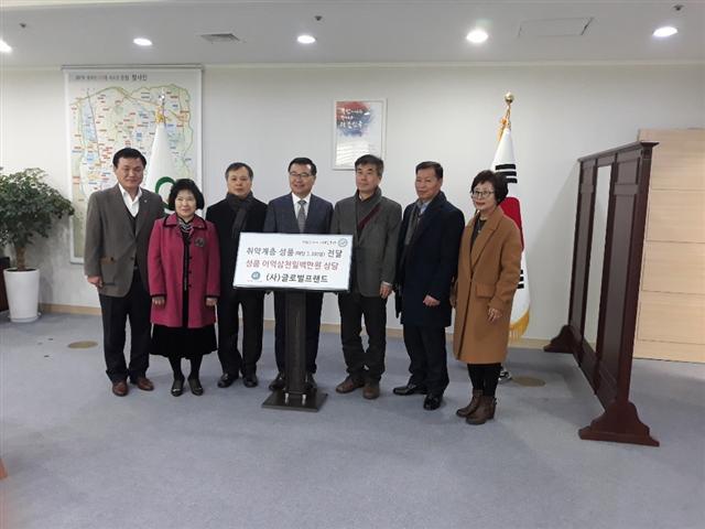 지난 25일 사단법인 글로벌프랜드가 서울 중랑구청에 롱패딩을 전달하는 행사를 가졌다.
[글로벌프랜드 제공]