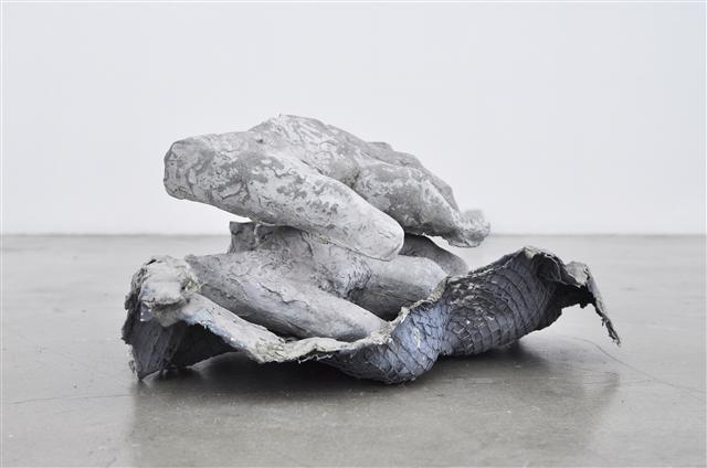 정지현, 공공의 손 모음, 2018, 시멘트, 가변크기.
[아뜰리에 에르메스 제공]