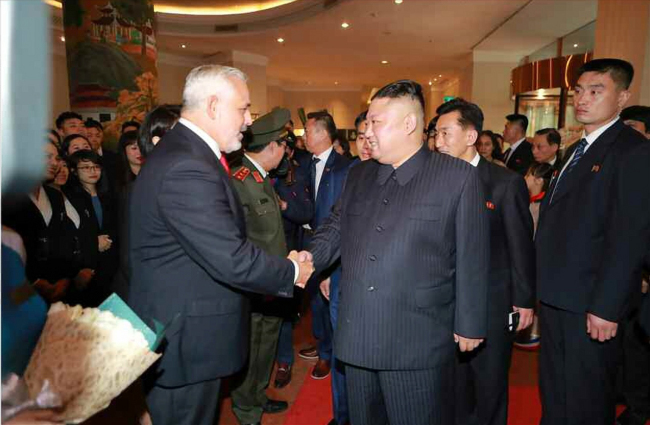 <YONHAP PHOTO-1512> 멜리아호텔 총지배인과 악수하는 김정은 위원장 (서울=연합뉴스) 북한 노동당 기관지 노동신문은 27일자 1면에 김정은 국무위원장의 전날 베트남 도착 소식을 보도하면서 김 위원장이 숙소인 멜리아호텔에 들어서 호텔 총지배인과 악수하는 사진도 북한 주민들에게 공개했다. 2019.2.27 [국내에서만 사용가능. 재배포 금지. For Use Only in the Republic of Korea. No Redistribution] nkphoto@yna.co.kr/2019-02-27 08:08:19/ <저작권자 ⓒ 1980-2019 ㈜연합뉴스. 무단 전재 재배포 금지.>
<YONHAP PHOTO-1512> 멜리아호텔 총지배인과 악수하는 김정은 위원장 (서울=연합뉴스) 북한 노동당 기관지 노동신문은 27일자 1면에 김정은 국무위원장의 전날 베트남 도착 소식을 보도하면서 김 위원장이 숙소인 멜리아호텔에 들어서 호텔 총지배인과 악수하는 사진도 북한 주민들에게 공개했다. 2019.2.27 [국내에서만 사용가능. 재배포 금지. For Use Only in the Republic of Korea. No Redistribution] nkphoto@yna.co.kr/2019-02-27 08:08:19/ <저작권자 ⓒ 1980-2019 ㈜연합뉴스. 무단 전재 재배포 금지.>