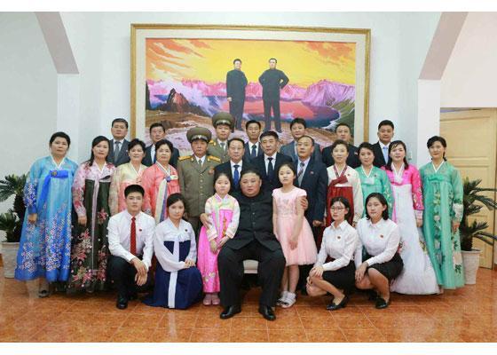 26일 오후 5시께 하노이 북한 대사관을 방문한 김정은 북한 국무위원장이 대사관 내에서 직원들과 단체사진을 찍고 있다.  [노동신문]