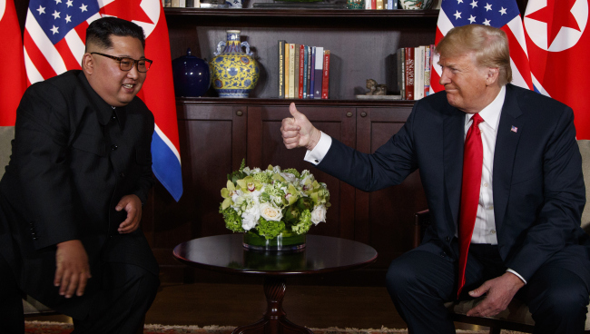 <YONHAP PHOTO-2108> FILE - This June 12, 2018, file photo, U.S. President Donald Trump, right, meets with North Korean leader Kim Jong Un on Sentosa Island, in Singapore. Trump and Kim will likely be all smiles as they shake hands later this week in Hanoi for a meeting meant to put flesh on what many critics call their frustratingly vague first summit in Singapore. But behind the grins is a swirl of competing goals and fears. (AP Photo/Evan Vucci, File)/2019-02-26 10:21:46/ <저작권자 ⓒ 1980-2019 ㈜연합뉴스. 무단 전재 재배포 금지.>
<YONHAP PHOTO-2108> FILE - This June 12, 2018, file photo, U.S. President Donald Trump, right, meets with North Korean leader Kim Jong Un on Sentosa Island, in Singapore. Trump and Kim will likely be all smiles as they shake hands later this week in Hanoi for a meeting meant to put flesh on what many critics call their frustratingly vague first summit in Singapore. But behind the grins is a swirl of competing goals and fears. (AP Photo/Evan Vucci, File)/2019-02-26 10:21:46/ <저작권자 ⓒ 1980-2019 ㈜연합뉴스. 무단 전재 재배포 금지.>