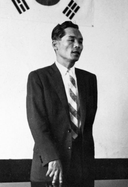 [사진설명=1958년 8월 7일 대한교육보험 개업식에서 미래비전을 제시하는 대산 신용호]