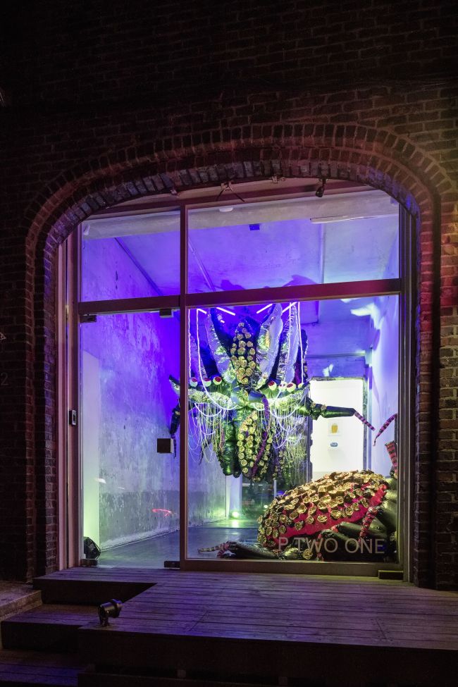 Lee Byungchan Creature 2019 plastic bag, bead strings, reflection film, LED, LED T5, LED RGB, air motor dimensions variable [사진제공=P21]
